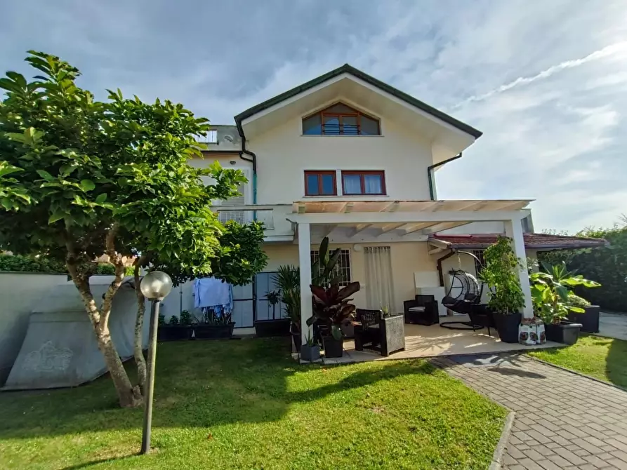 Immagine 1 di Casa bifamiliare in vendita  a Montignoso