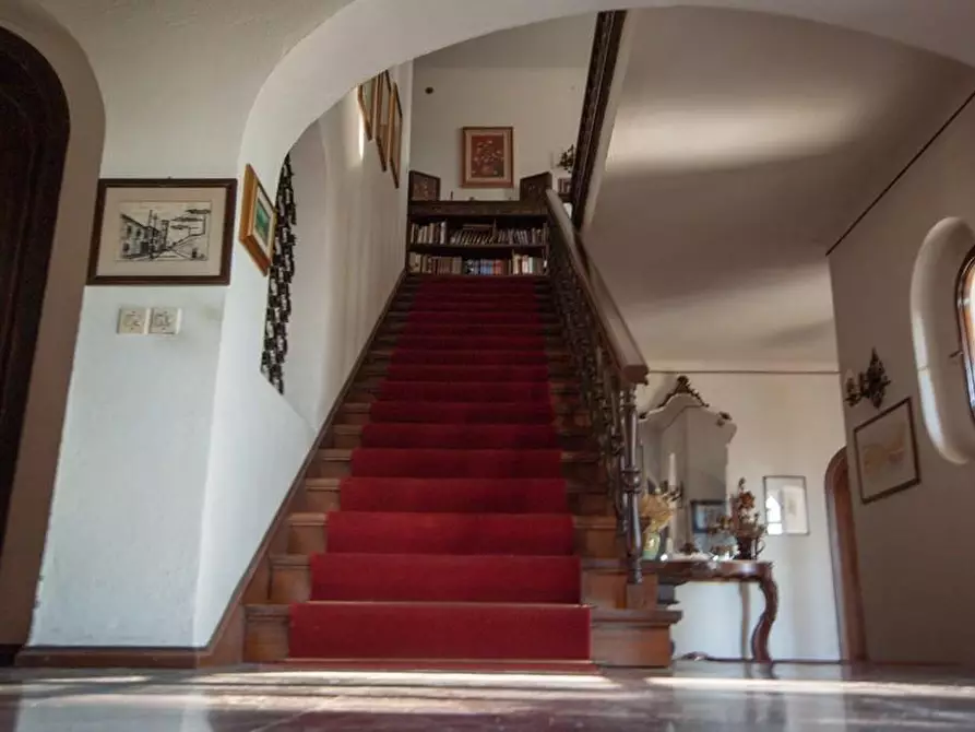 Immagine 14 di Villa in vendita  a Massa