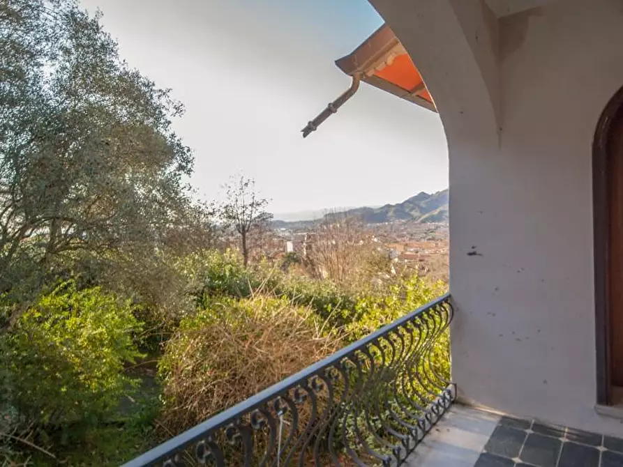 Immagine 11 di Villa in vendita  a Massa