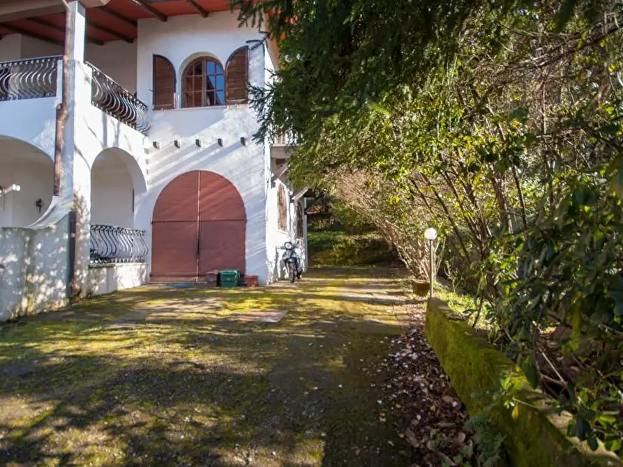 Immagine 4 di Villa in vendita  a Massa