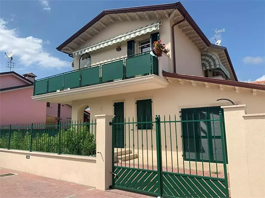 Immagine 18 di Porzione di casa in vendita  a Carrara