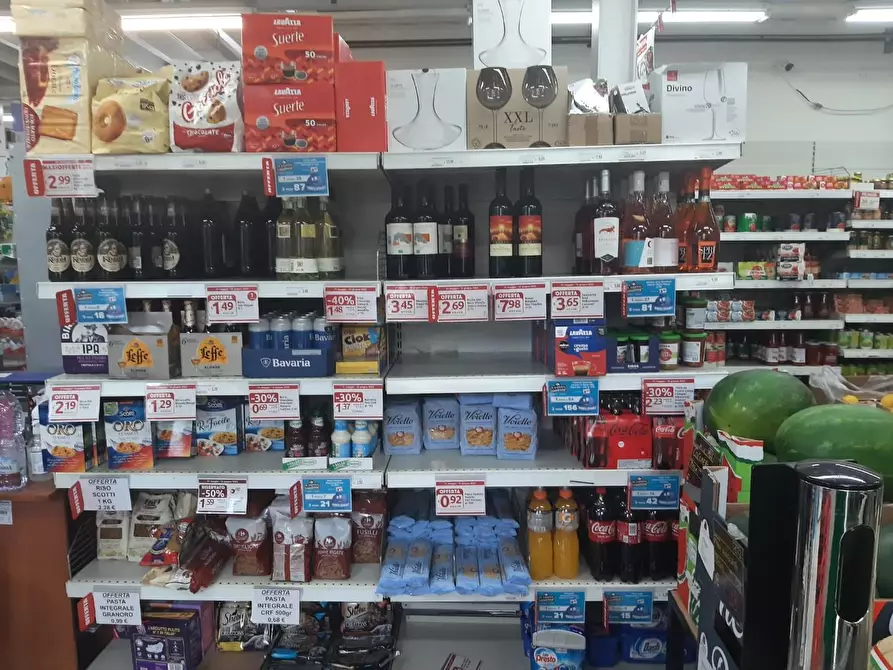 Immagine 11 di Alimentari in vendita  a Massarosa