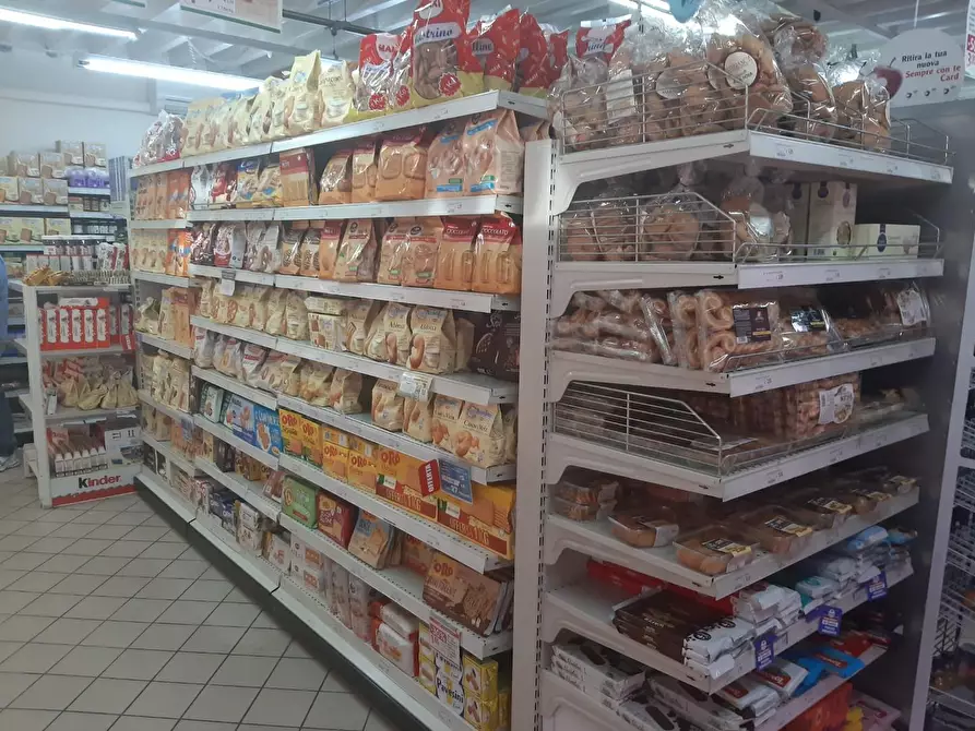 Immagine 10 di Alimentari in vendita  a Massarosa