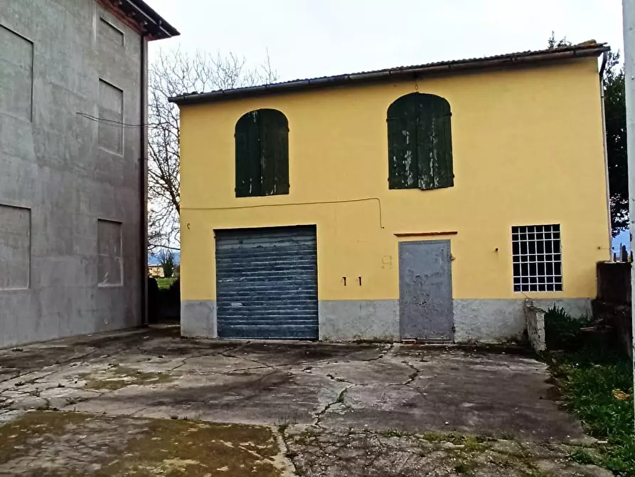 Immagine 33 di Villa in vendita  a Capannori