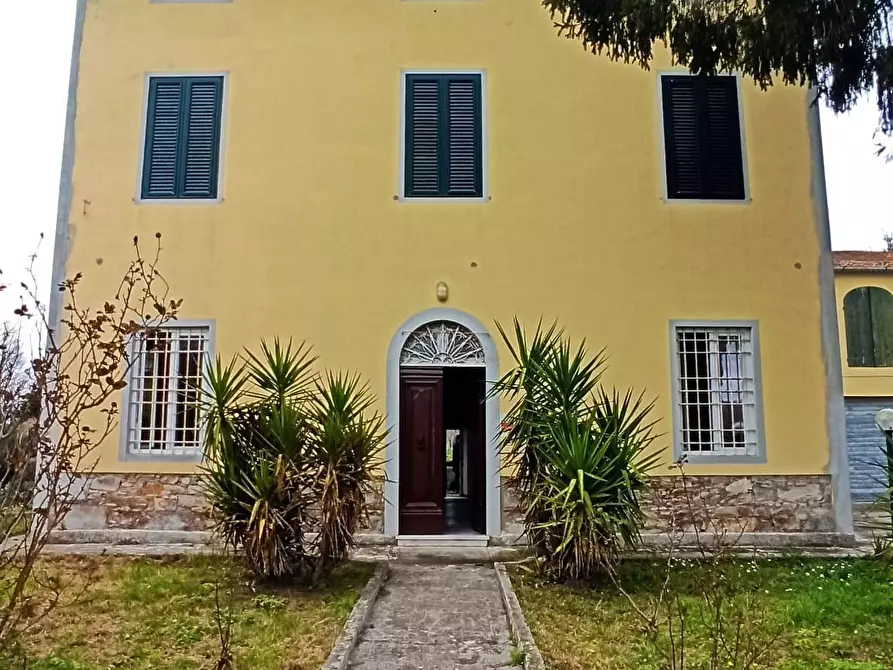 Immagine 1 di Villa in vendita  a Capannori