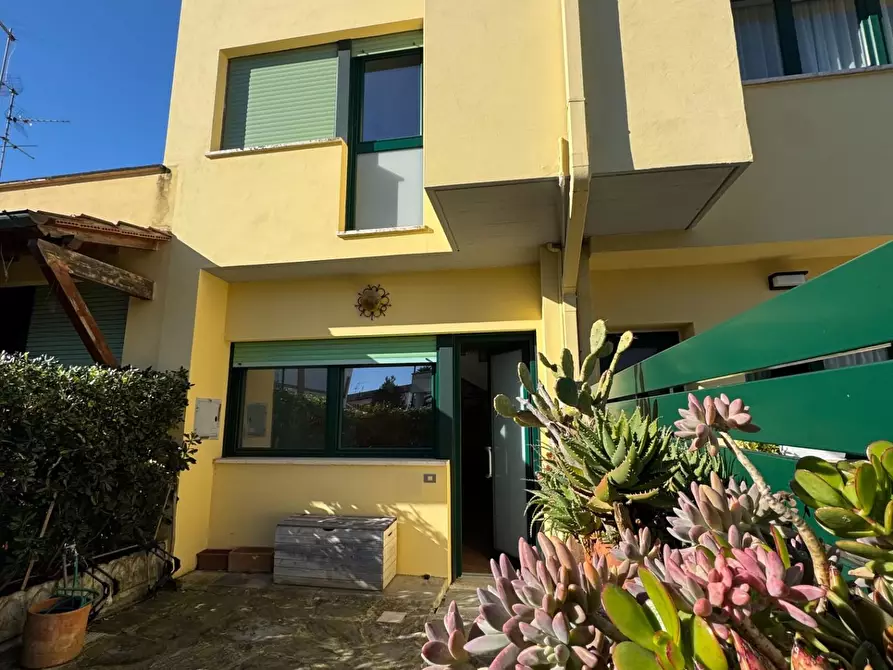 Immagine 2 di Villetta a schiera in vendita  a Viareggio