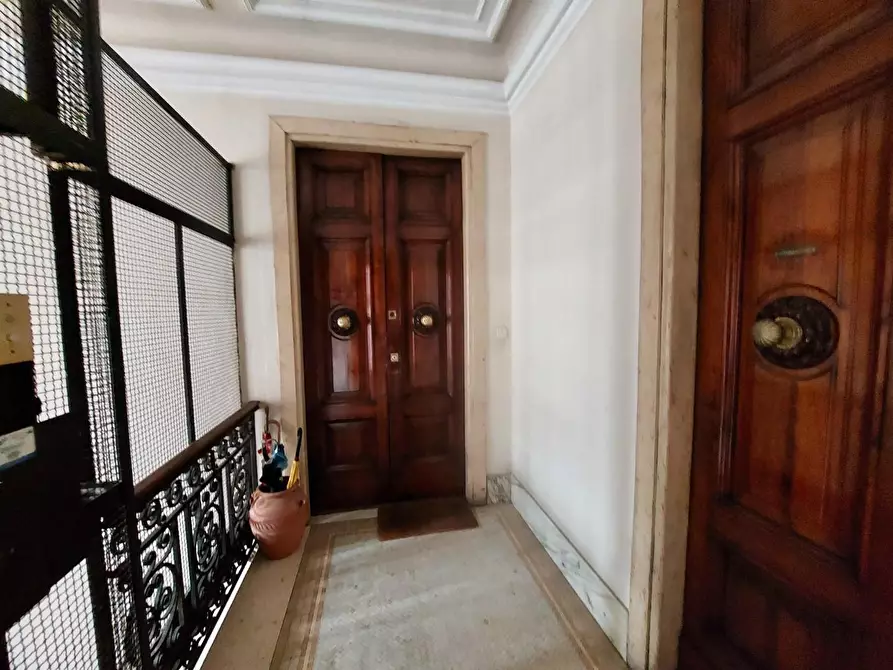 Immagine 5 di Appartamento in vendita  a Lucca