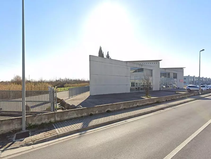 Immagine 3 di Laboratorio in vendita  a Pontedera