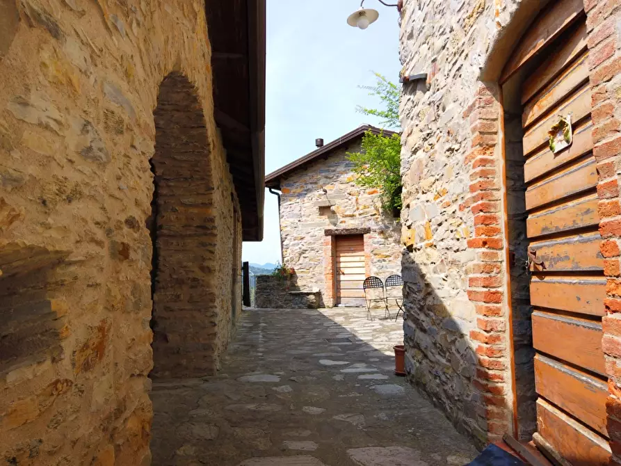 Immagine 16 di Casa colonica in vendita  a Fivizzano