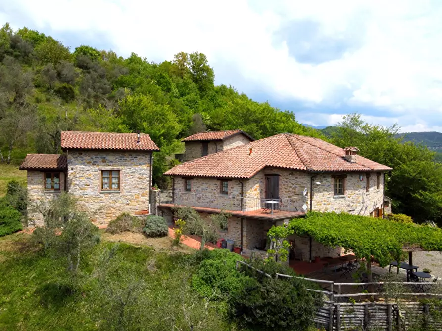 Immagine 1 di Casa colonica in vendita  a Fivizzano