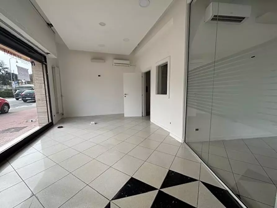 Immagine 1 di Locale commerciale in affitto  a Pisa