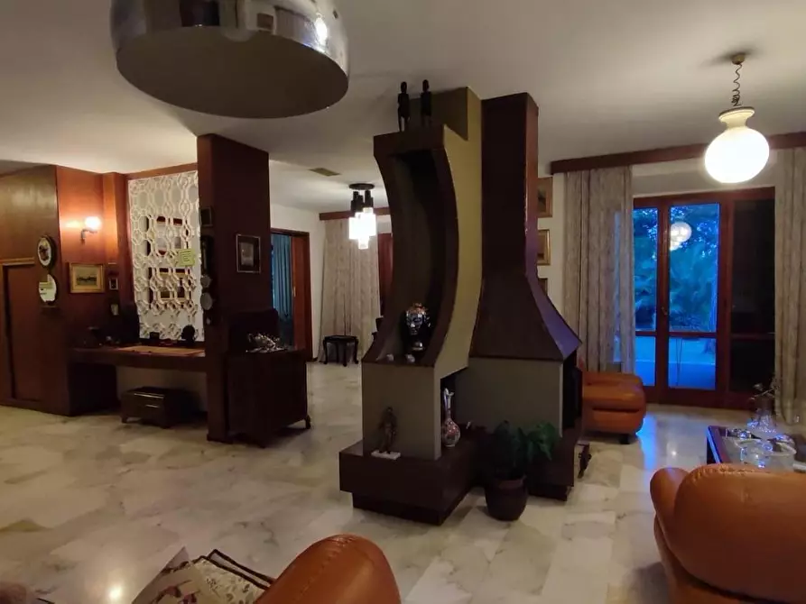 Immagine 9 di Villa in vendita  a Livorno