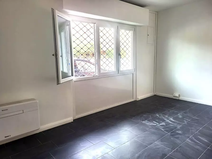 Immagine 1 di Locale commerciale in affitto  a Pisa