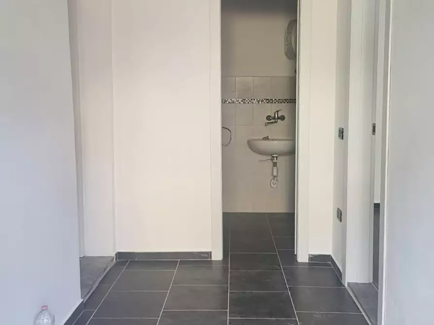 Immagine 3 di Locale commerciale in affitto  a Pisa