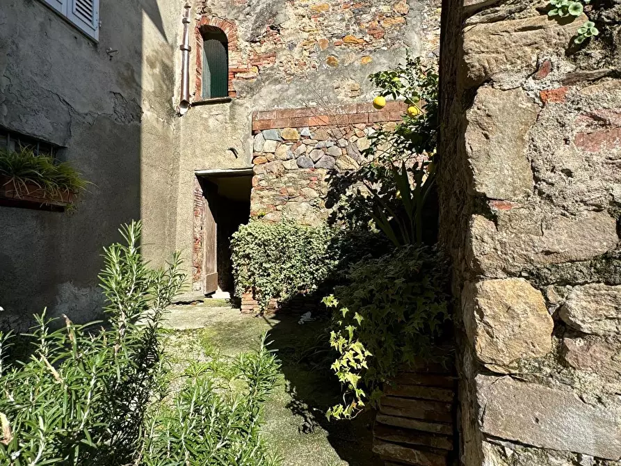 Immagine 38 di Porzione di casa in vendita  a Capannori