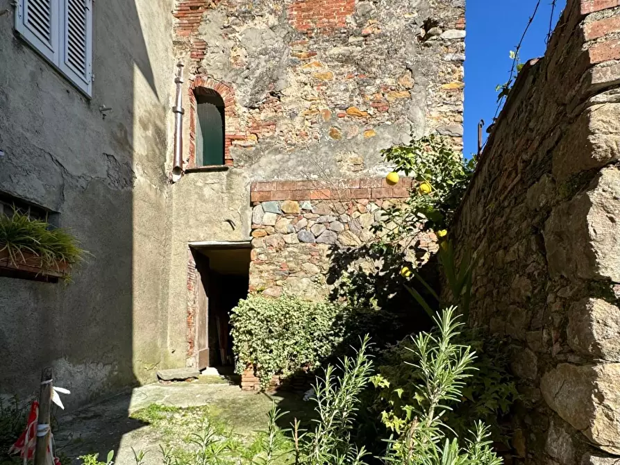 Immagine 2 di Porzione di casa in vendita  a Capannori