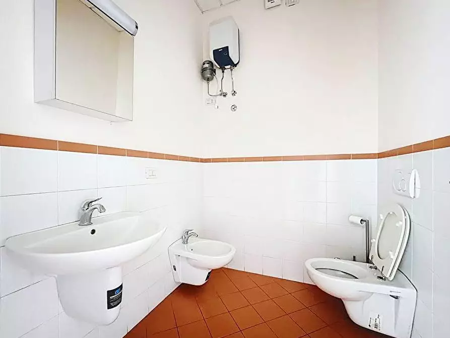 Immagine 4 di Ufficio in affitto  a Pontedera