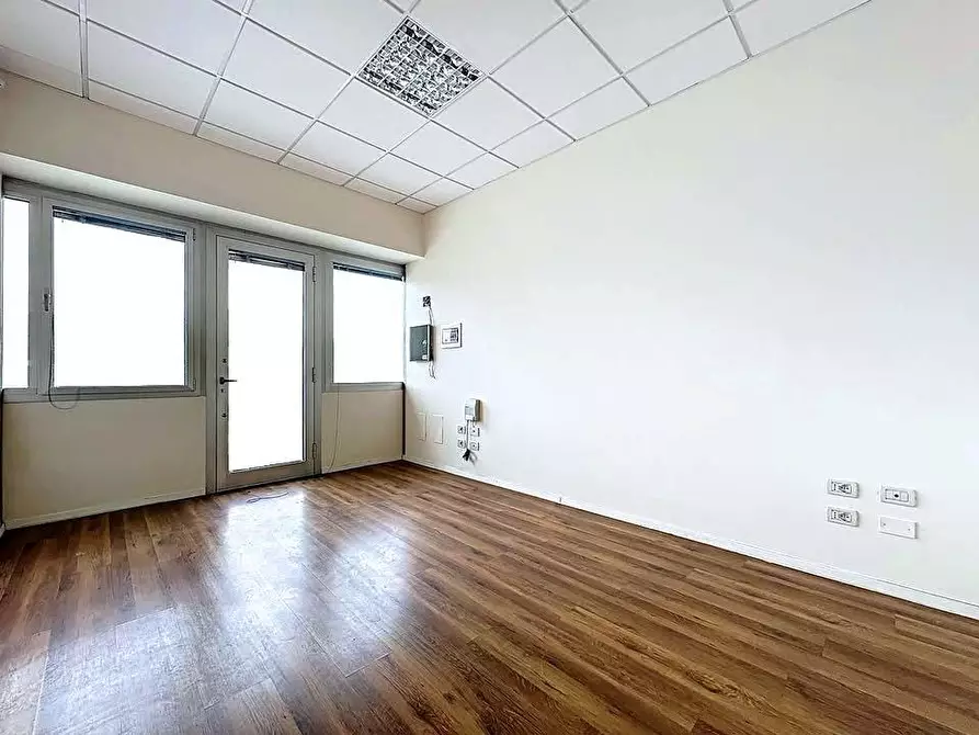 Immagine 2 di Ufficio in affitto  a Pontedera