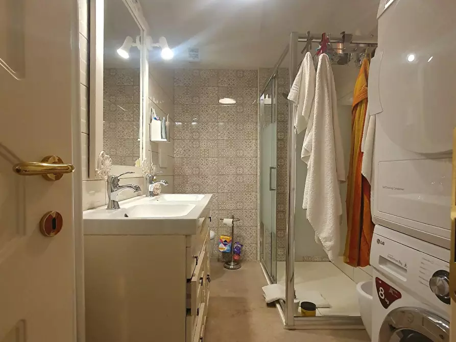 Immagine 27 di Appartamento in vendita  a Lucca