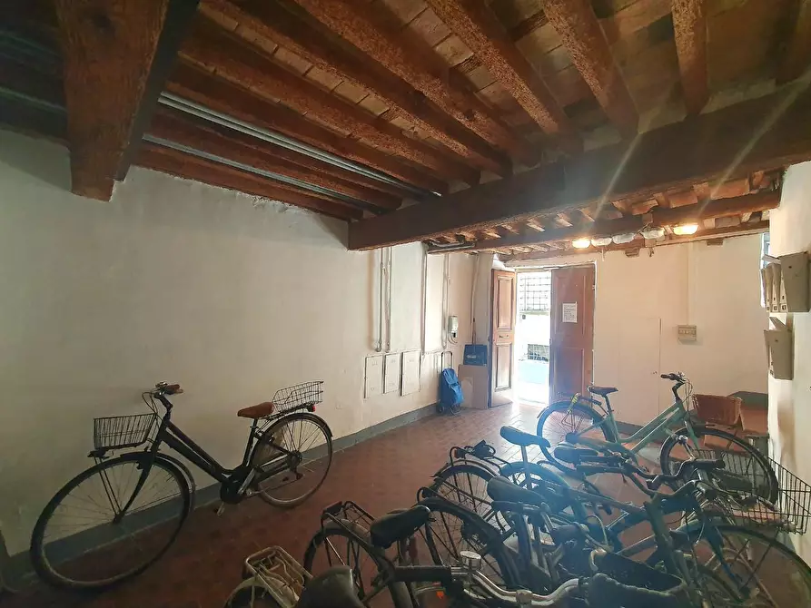 Immagine 50 di Appartamento in vendita  a Lucca