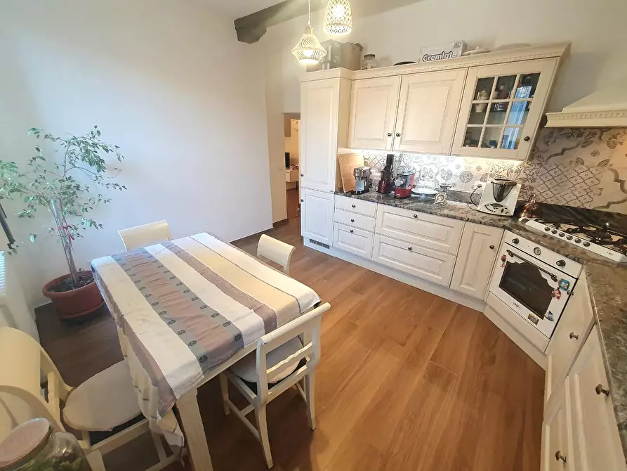 Immagine 16 di Appartamento in vendita  a Lucca