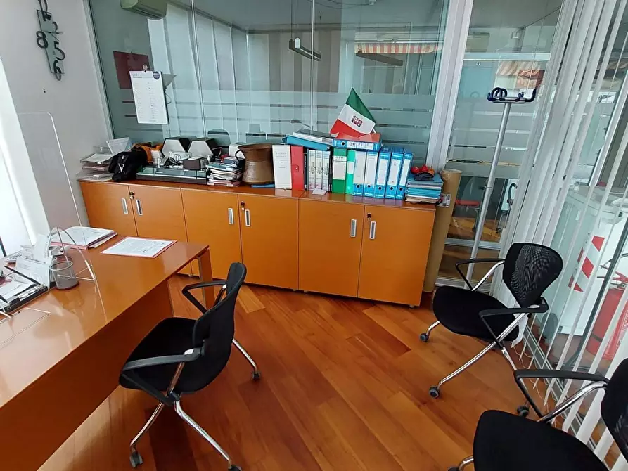 Immagine 3 di Ufficio in affitto  a Viareggio