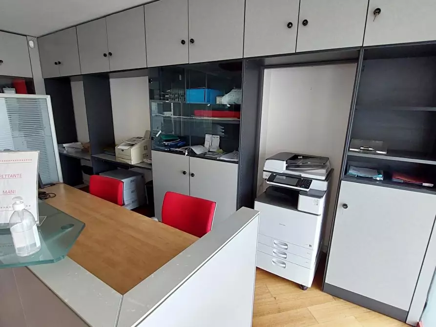 Immagine 6 di Ufficio in affitto  a Viareggio