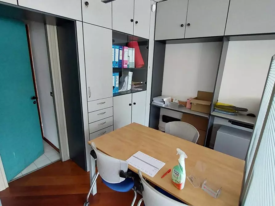 Immagine 5 di Ufficio in affitto  a Viareggio