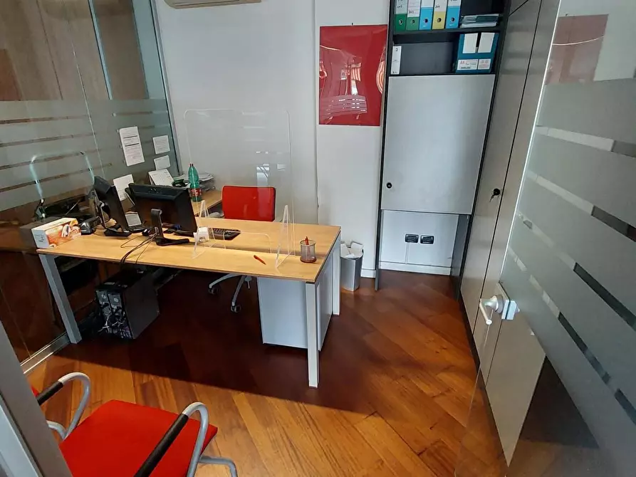 Immagine 4 di Ufficio in affitto  a Viareggio