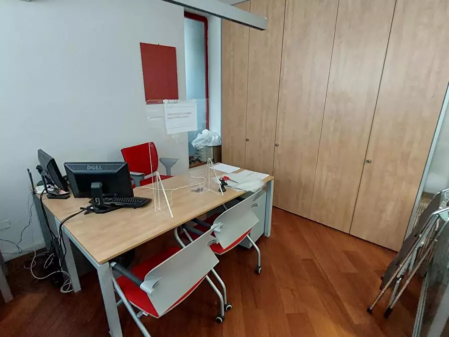 Immagine 2 di Ufficio in affitto  a Viareggio