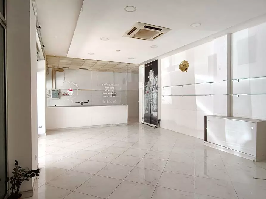 Immagine 9 di Negozio in affitto  a Lecce