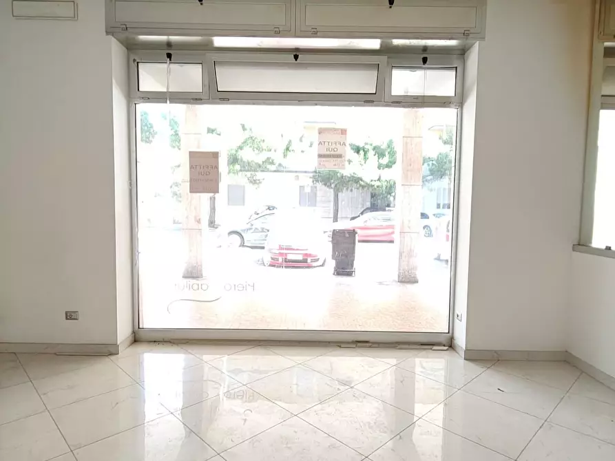 Immagine 11 di Negozio in affitto  a Lecce