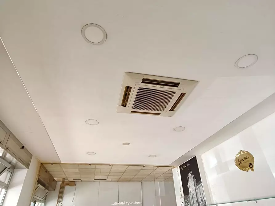 Immagine 10 di Negozio in affitto  a Lecce