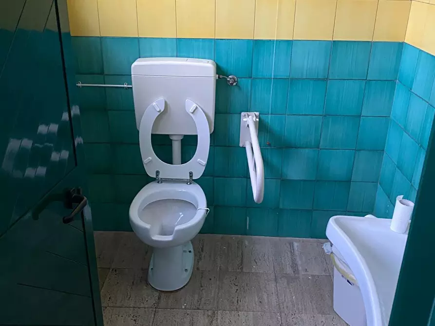 Immagine 4 di Locale commerciale in affitto  a Viareggio