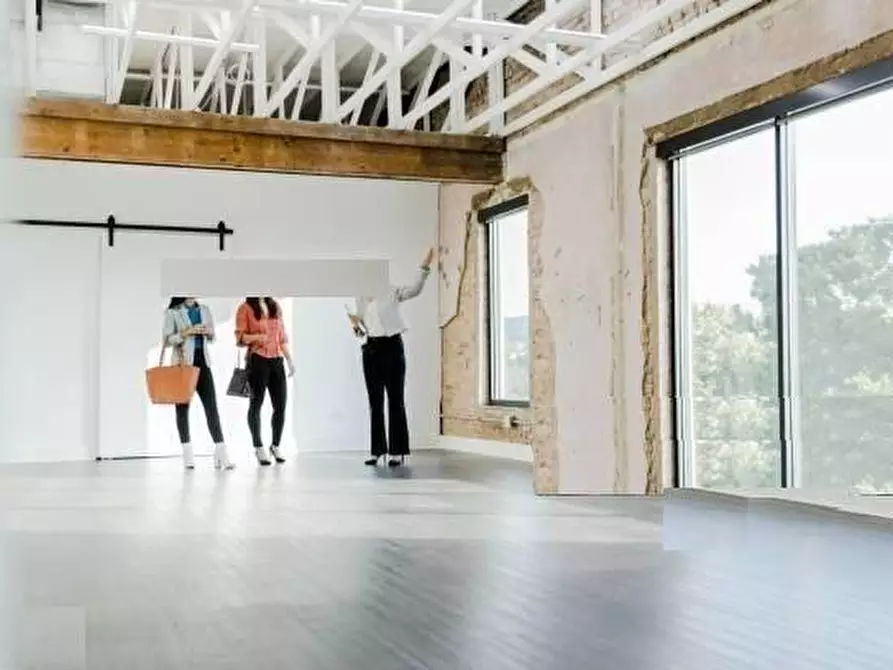 Immagine 3 di Locale commerciale in affitto  a Viareggio