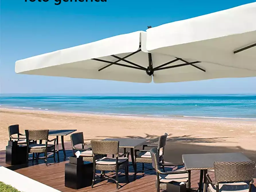 Immagine 2 di Locale commerciale in affitto  a Viareggio