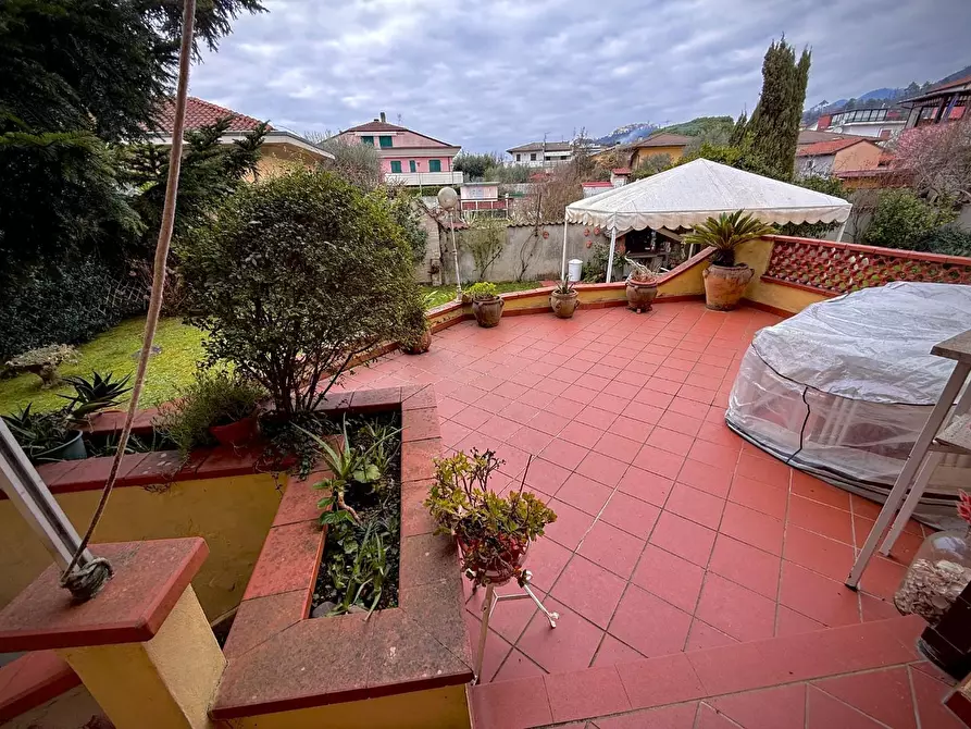 Immagine 58 di Villa in vendita  a Carrara