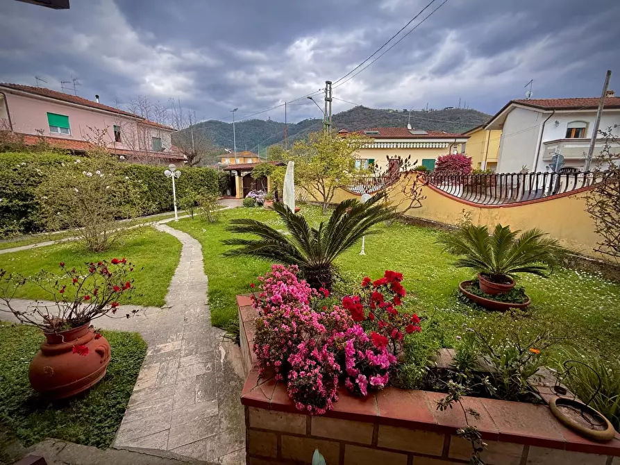 Immagine 21 di Villa in vendita  a Carrara