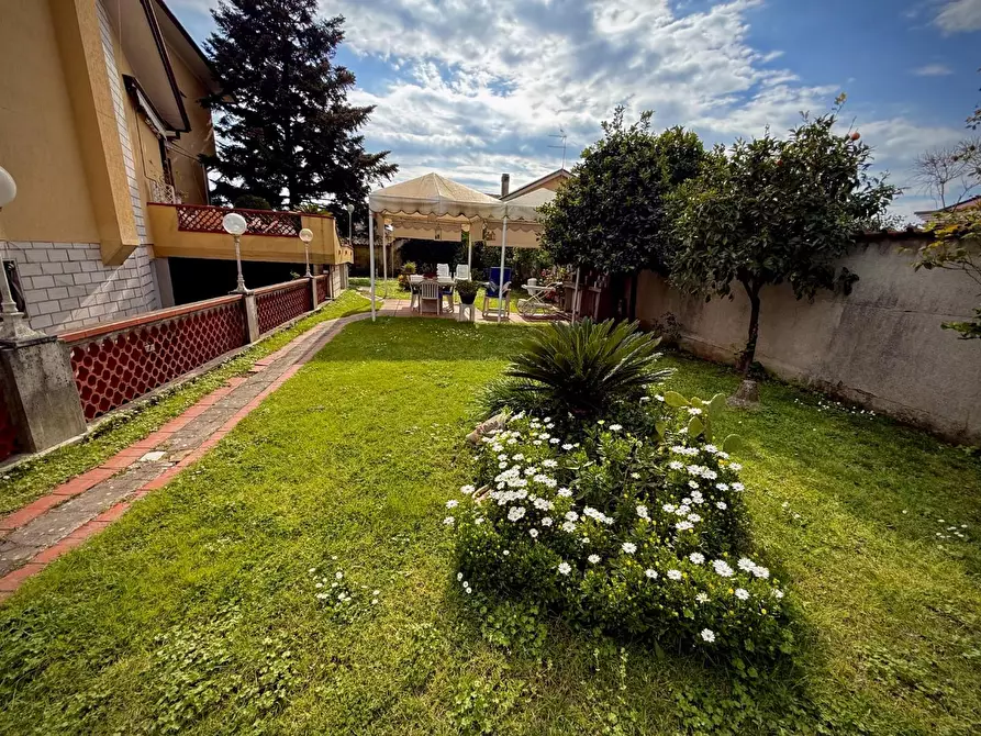 Immagine 11 di Villa in vendita  a Carrara