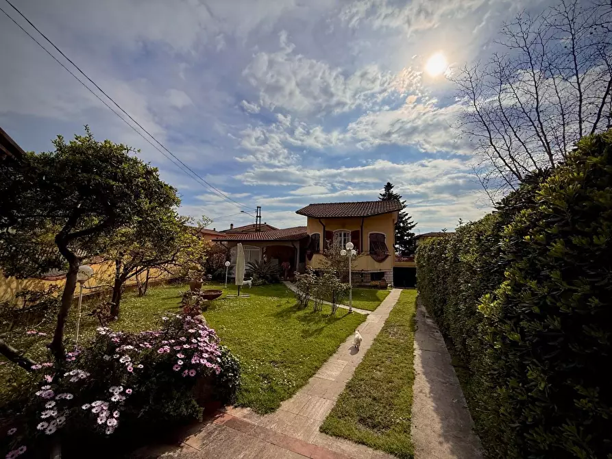 Immagine 2 di Villa in vendita  a Carrara