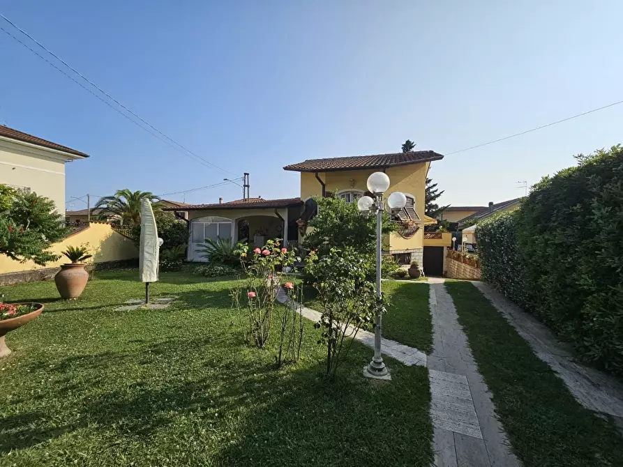 Immagine 121 di Villa in vendita  a Carrara