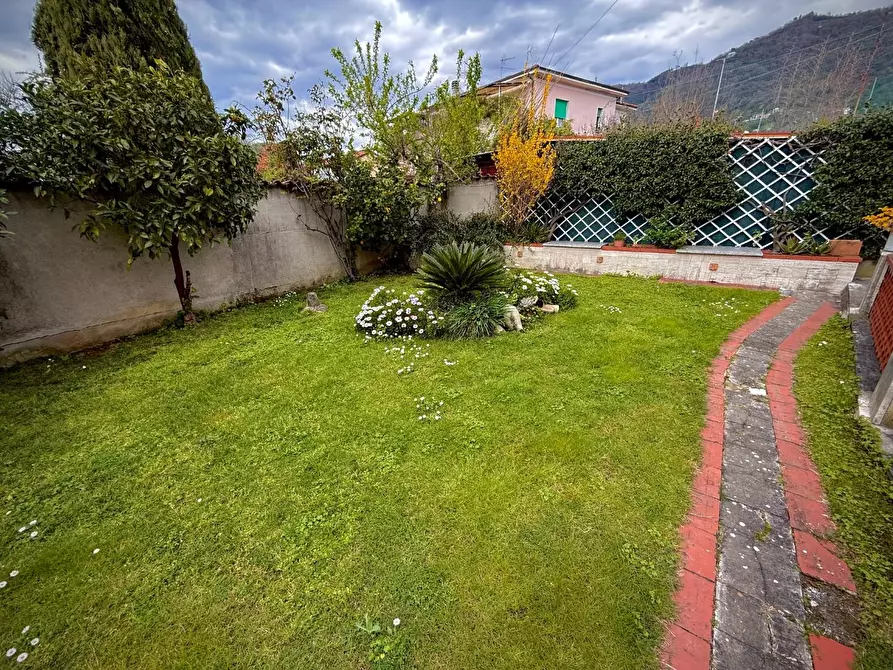 Immagine 10 di Villa in vendita  a Carrara