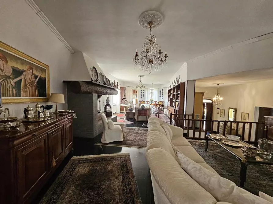 Immagine 117 di Villa in vendita  a Carrara