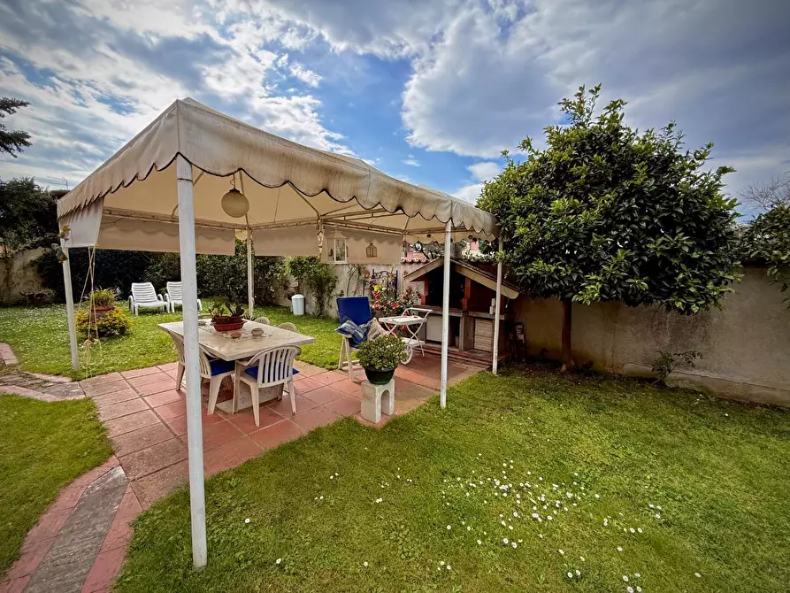 Immagine 16 di Villa in vendita  a Carrara