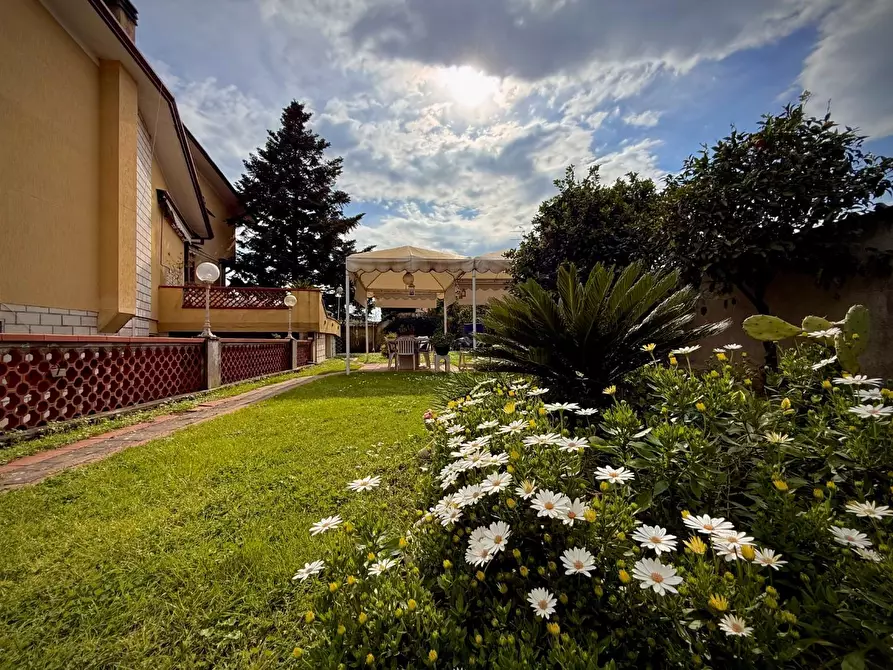 Immagine 9 di Villa in vendita  a Carrara