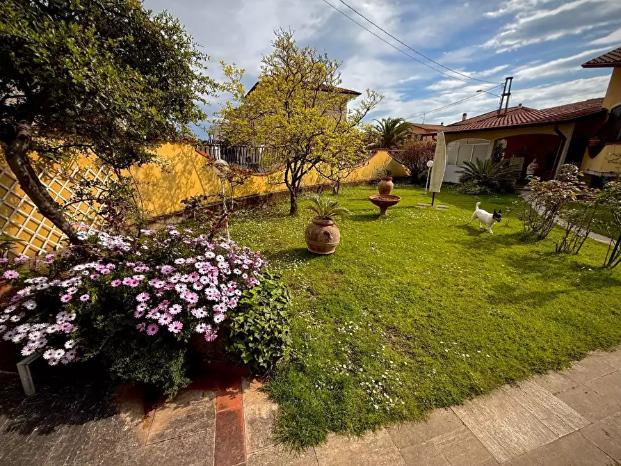 Immagine 3 di Villa in vendita  a Carrara
