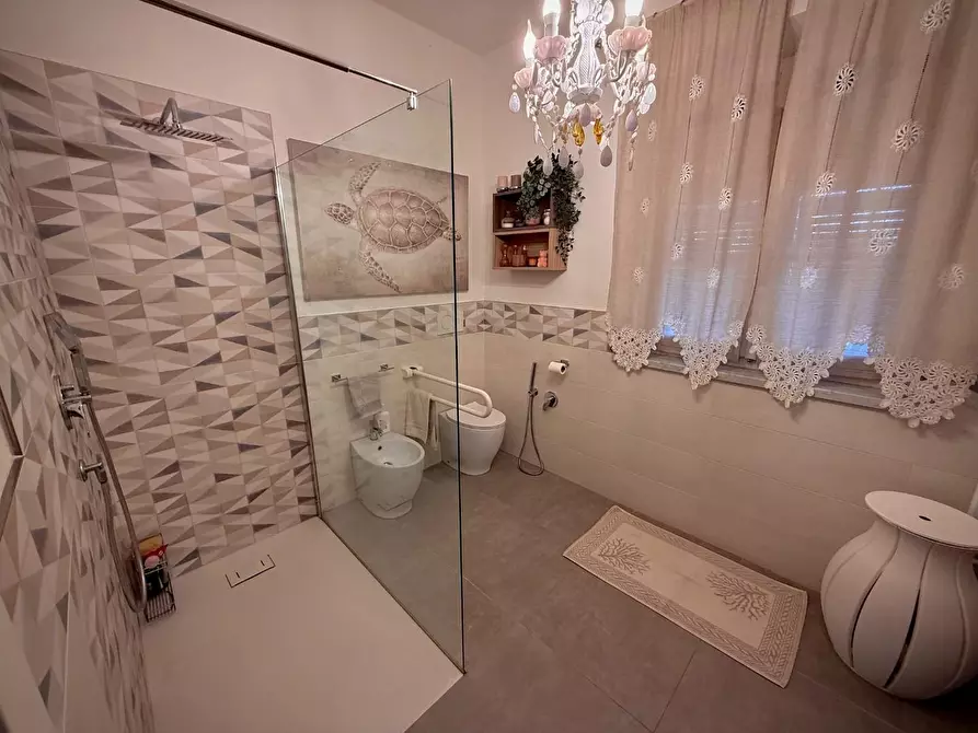 Immagine 54 di Villa in vendita  a Carrara