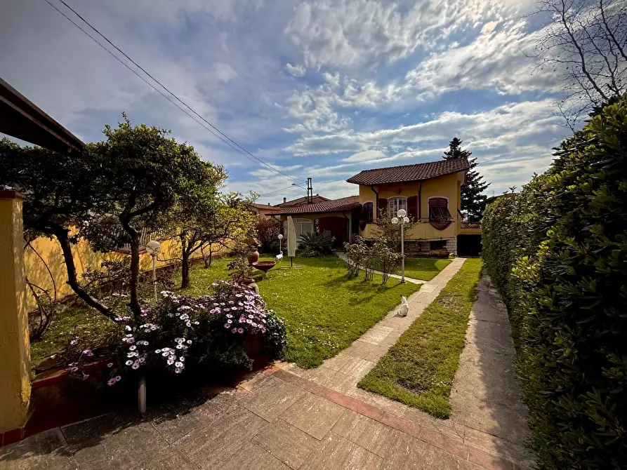 Immagine 1 di Villa in vendita  a Carrara