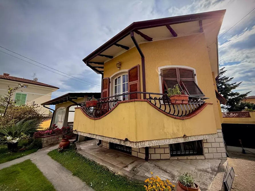 Immagine 5 di Villa in vendita  a Carrara