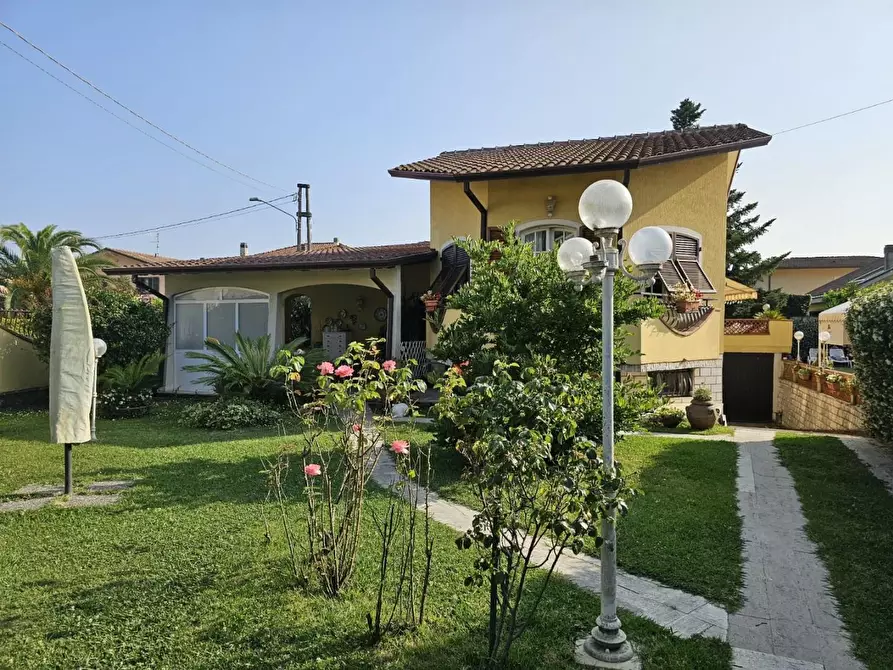 Immagine 119 di Villa in vendita  a Carrara